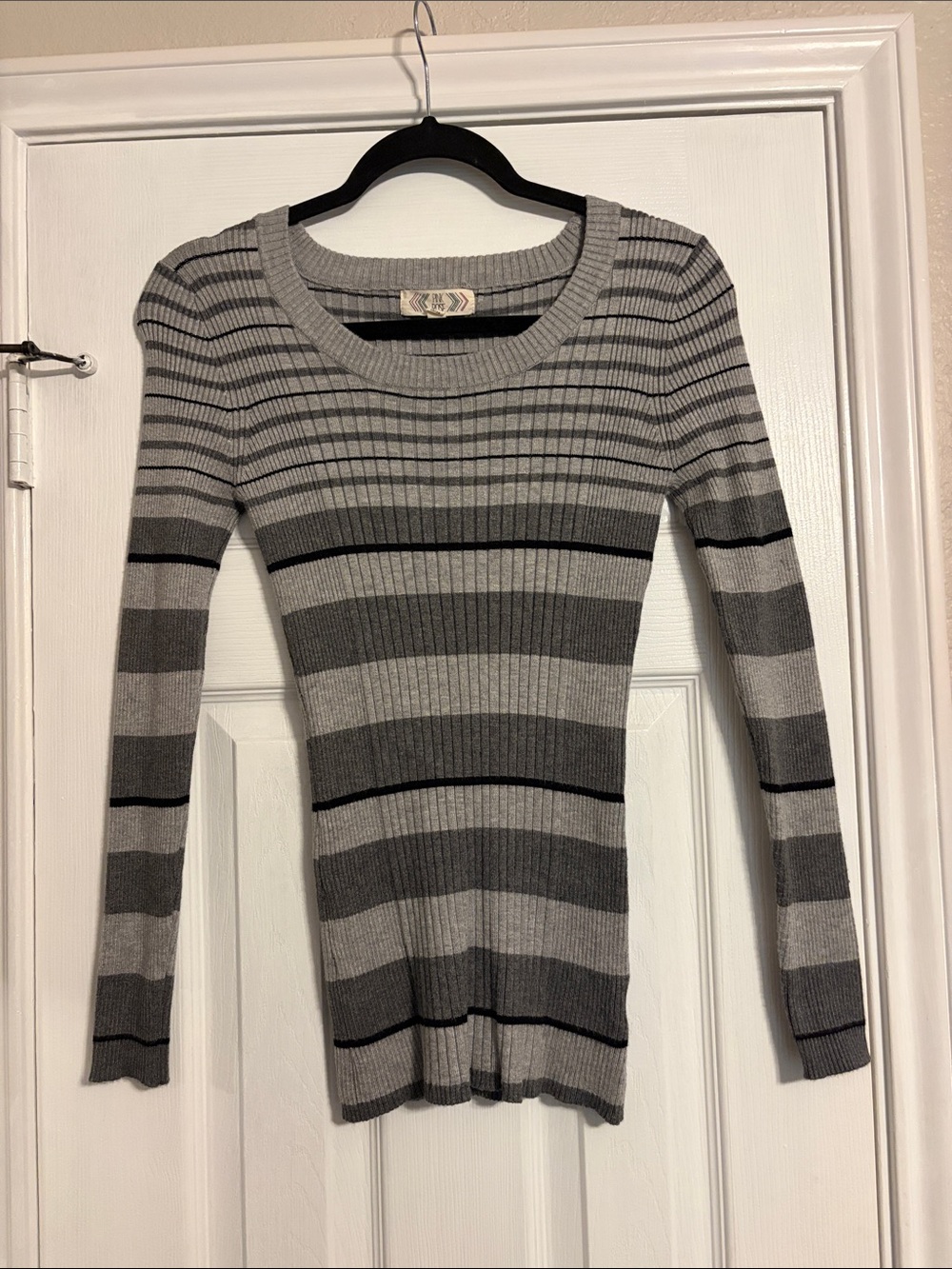 Pink Rose Gray/Charcoal/Black  Ribbed Crewneck Sweater